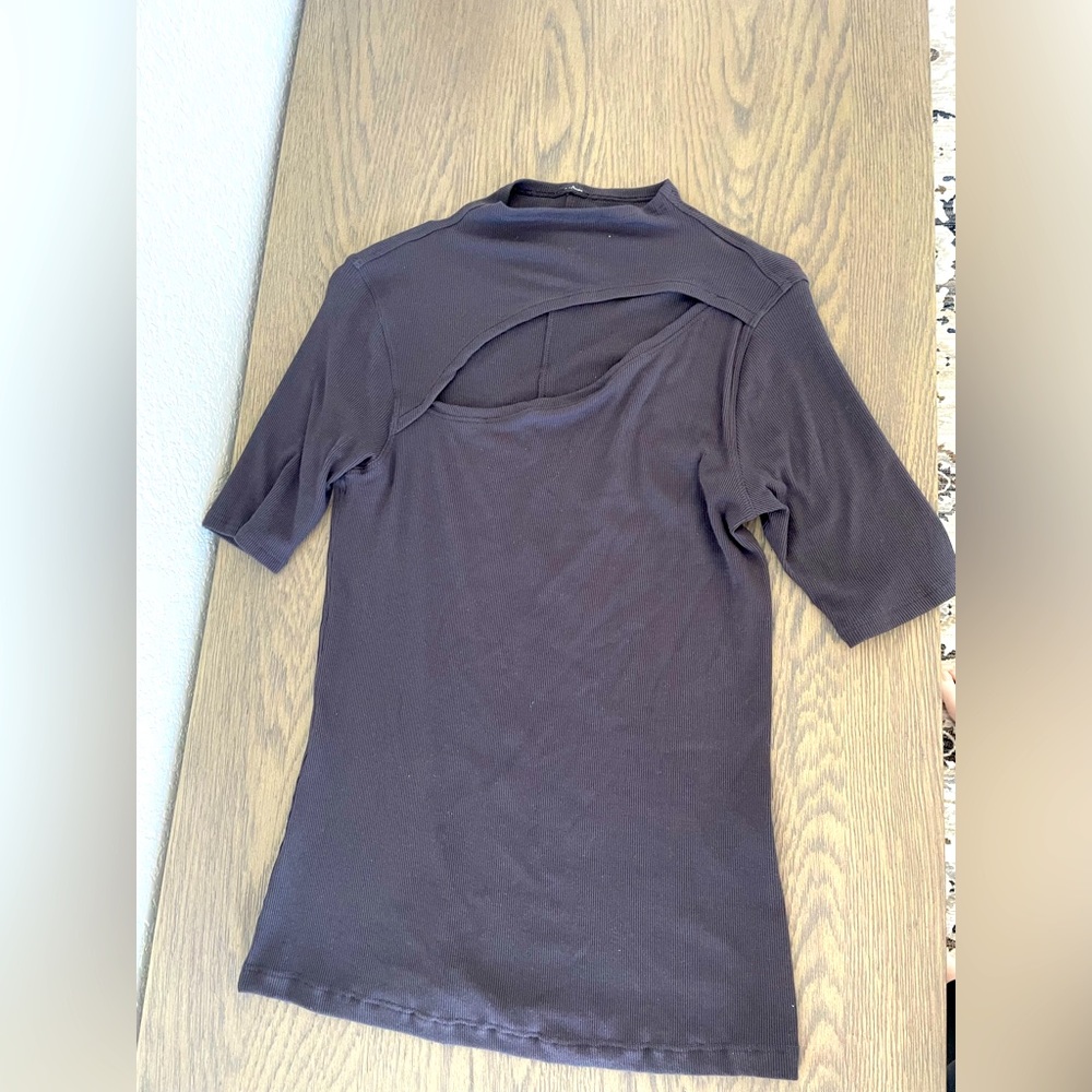 Lululemon high neck cut out top
